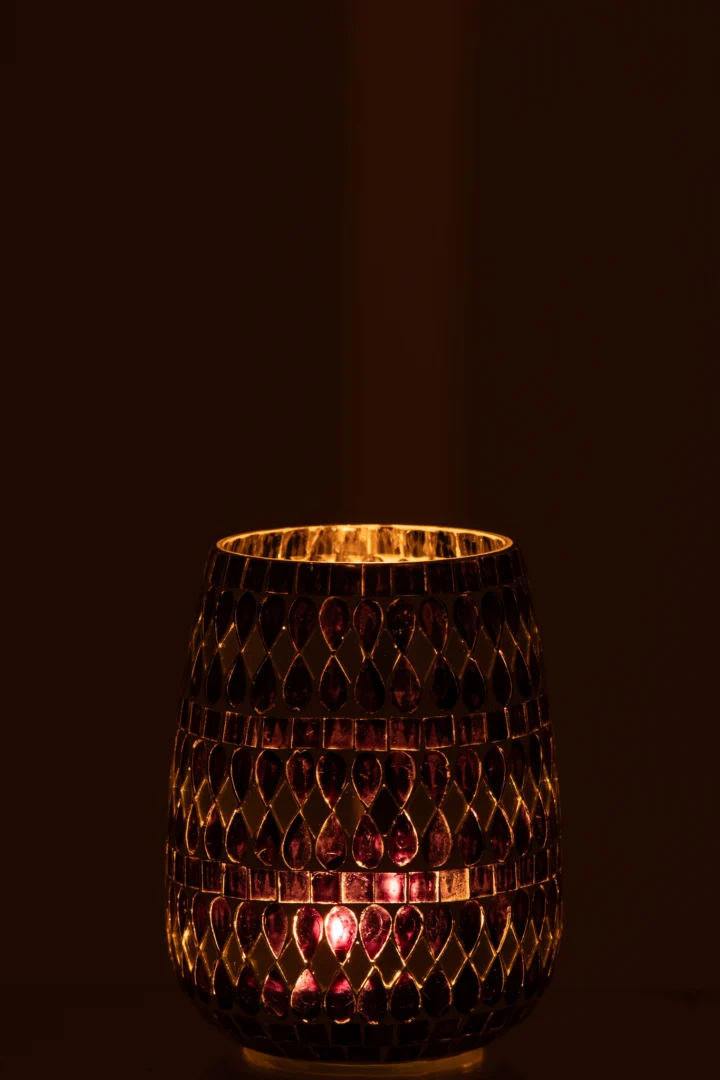 Het Theelichthouder Mozaïekglas Zwart Zilver Medium heeft een ingewikkeld mozaïekpatroon dat een warme, gouden gloed uitstraalt in het donker, waardoor een gezellige en sfeervolle sfeer wordt gecreëerd.