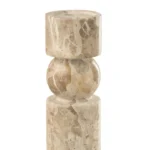 De Kaarsenhouder Marmer Beige Groot is een beige marmeren kandelaar met natuursteenpatronen, voorzien van een gestapeld ontwerp: een cilindervoet, een bol in het midden en een kleinere cilinder bovenop.