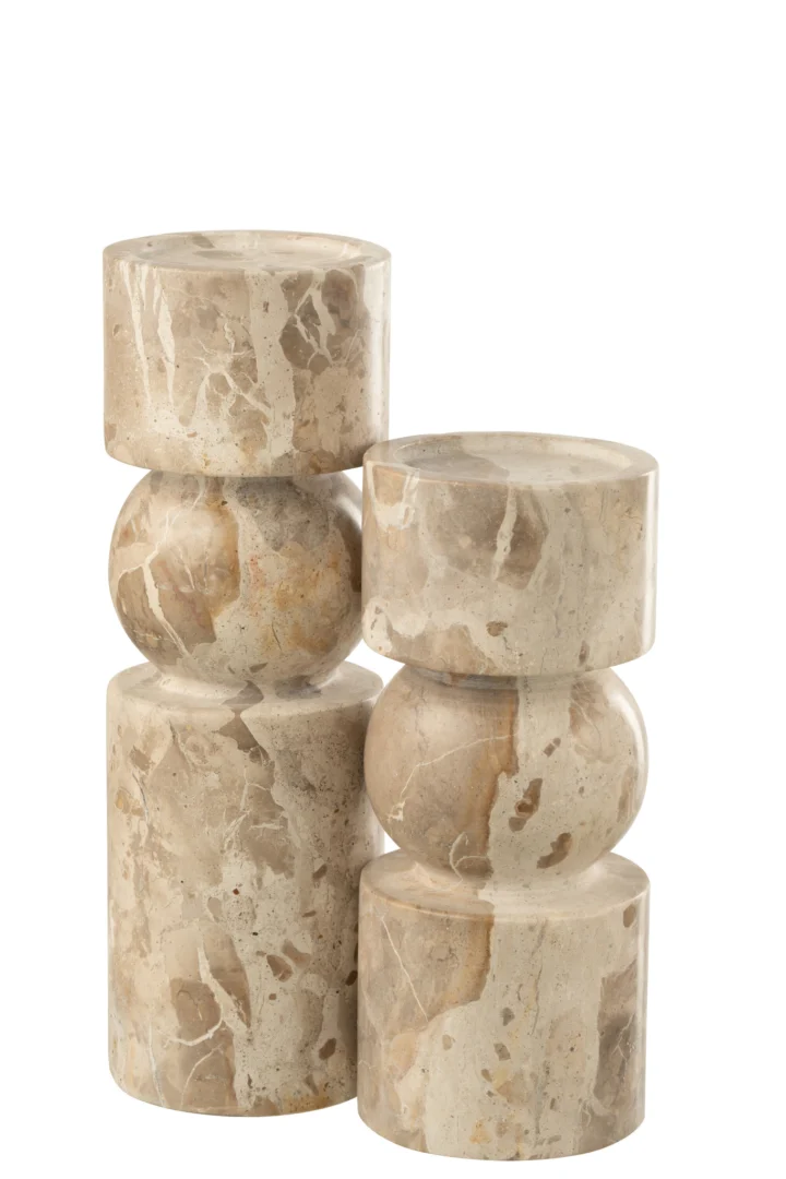 De Kaarsenhouder Marmer Beige Groot is een decoratieve marmeren kandelaar met gestapelde geometrische vormen in beige tinten en natuurlijke adering, zij aan zij tegen een witte achtergrond.