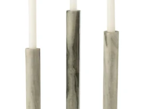 Drie witte conische kaarsen in de Kaarsenhouder Marmer Zwart Lichtgrijs Set 3 - hoge, cilindervormige marmeren kandelaars in zwart en lichtgrijs, elk met een ronde voet - worden getoond tegen een witte achtergrond.