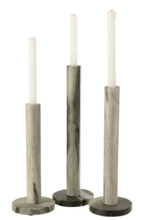 Drie witte conische kaarsen in de Kaarsenhouder Marmer Zwart Lichtgrijs Set 3 - hoge, cilindervormige marmeren kandelaars in zwart en lichtgrijs, elk met een ronde voet - worden getoond tegen een witte achtergrond.
