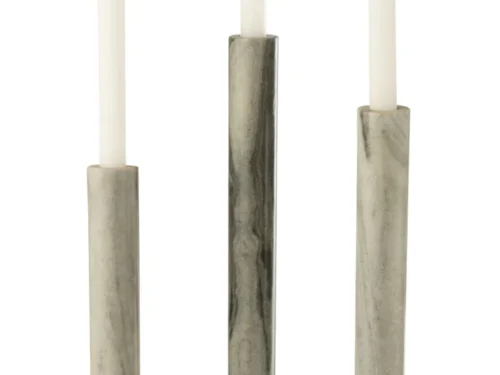 Drie witte conische kaarsen in de Kaarsenhouder Marmer Zwart Lichtgrijs Set 3 - hoge, cilindervormige marmeren kandelaars in zwart en lichtgrijs, elk met een ronde voet - worden getoond tegen een witte achtergrond.
