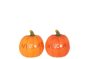 De Kaarsenhouder Pompoen Klei Welkom Oranje Donker Oranje Groot Set van 2 heeft twee oranje pompoenkandelaars met "WELKOM" gegraveerd op de voorkant, groene stelen en een effen witte achtergrond.