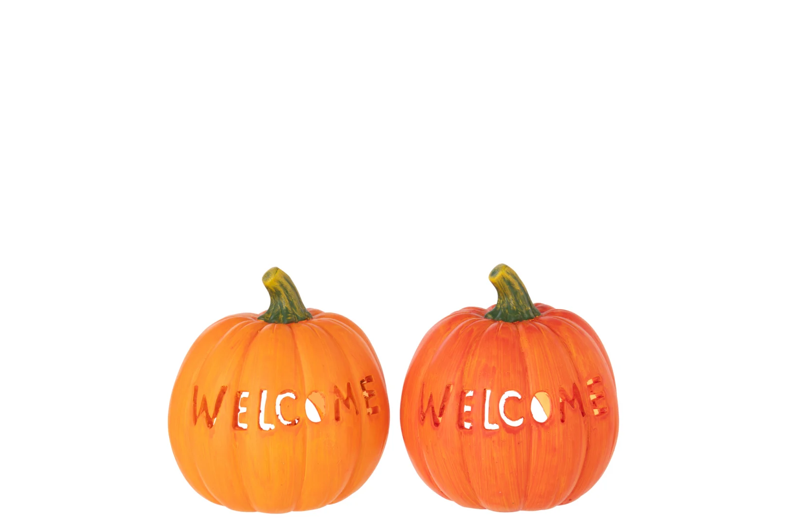 De Kaarsenhouder Pompoen Klei Welkom Oranje Donker Oranje Groot Set van 2 heeft twee oranje pompoenkandelaars met "WELKOM" gegraveerd op de voorkant, groene stelen en een effen witte achtergrond.