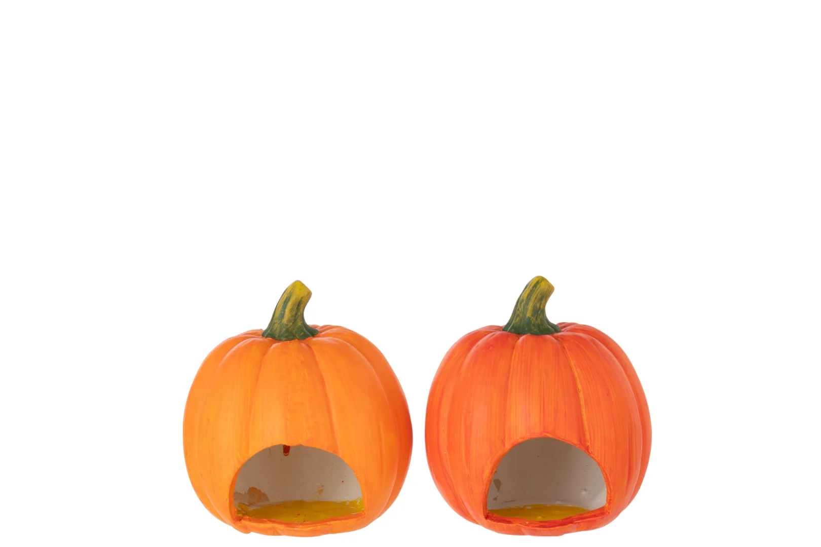 De Kaarsenhouder Pompoen Klei Welkom set bestaat uit twee grote, holle oranje en donkeroranje pompoenkandelaars van klei met groene stelen en openingen aan de voorkant, naast elkaar afgebeeld op een witte achtergrond.