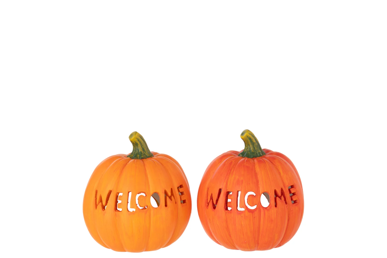 De Kaarsenhouder Pompoen Klei Welkom Oranje Donker Oranje Groot Set van 2 bestaat uit twee kandelaars van oranje klei met "WELKOM" erop gekerfd, naast elkaar geplaatst tegen een witte achtergrond.