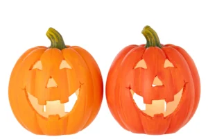 De Pompoen Halloween Magnesium Oranje/Donker Oranje Set van 2 heeft twee oranje pompoenen met lachende gezichten, beide van binnenuit verlicht en naast elkaar tegen een witte achtergrond.