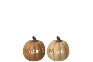 De Kaarsenhouder Pompoen Klei Welkom Karamel Groot is een grote pompoenvormige kandelaar met "Welkom" erin gegraveerd. Van binnenuit verlicht, gloeien de letters warm op. Het product is gefotografeerd op een effen witte achtergrond.