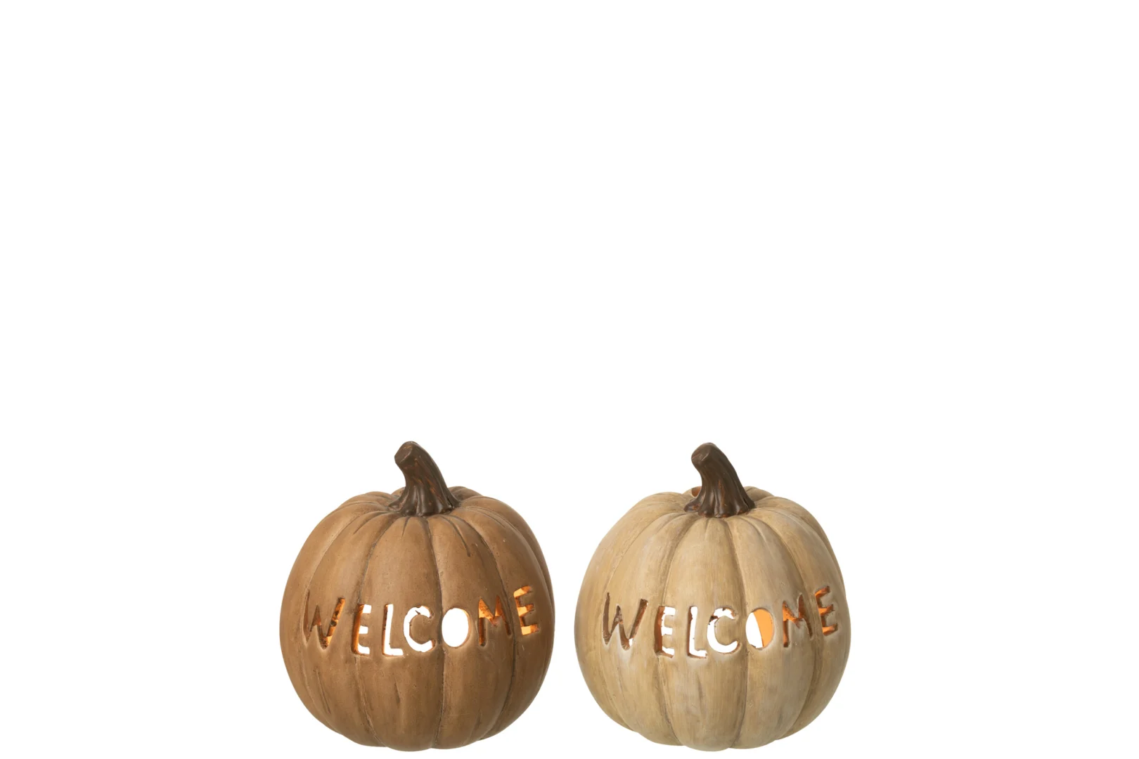 De Kaarsenhouder Pompoen Klei Welkom Karamel Groot is een grote pompoenvormige kandelaar met "Welkom" erin gegraveerd. Van binnenuit verlicht, gloeien de letters warm op. Het product is gefotografeerd op een effen witte achtergrond.