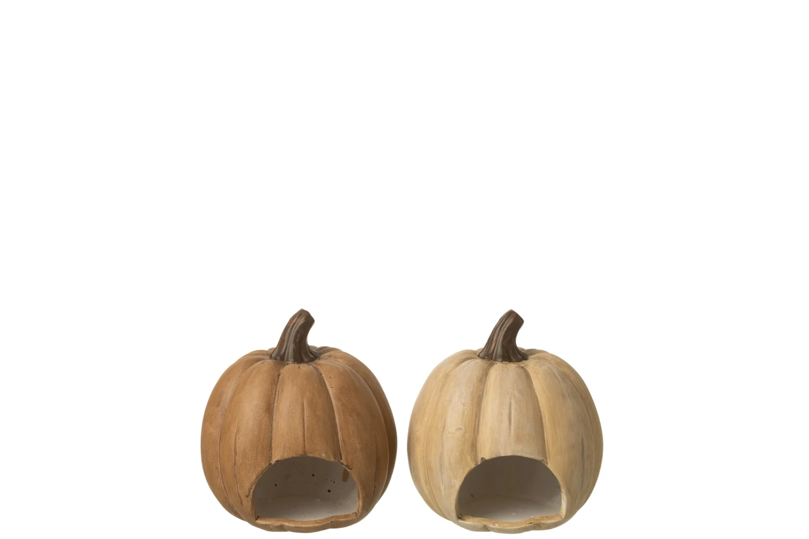De Kaarsenhouder Pompoen Klei Welkom Karamel Groot heeft twee keramische pompoenkandelaars, een oranje en een crème, elk met een grote opening aan de voorkant, naast elkaar op een witte achtergrond.