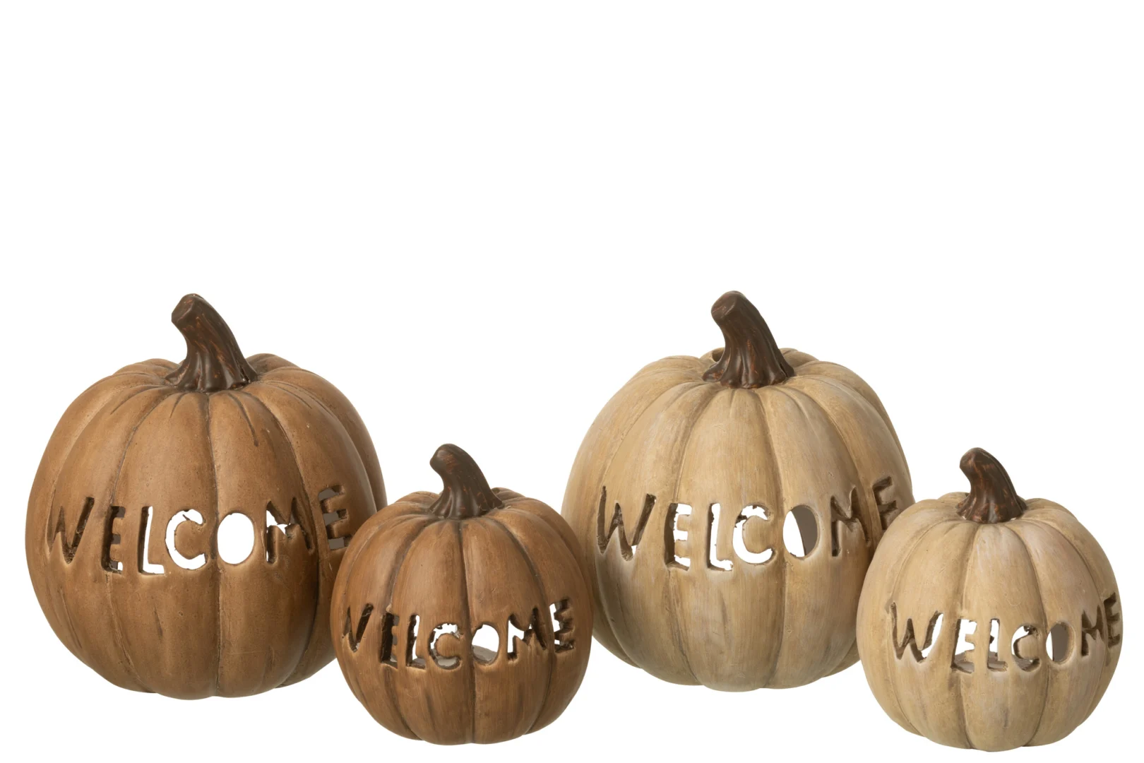 De Kaarsenhouder Pompoen Klei Welkom Karamel Groot is een grote karamelkleurige kandelaar van klei met "WELKOM" erin gekerfd, perfect voor de herfst. Hier afgebeeld op een witte achtergrond.