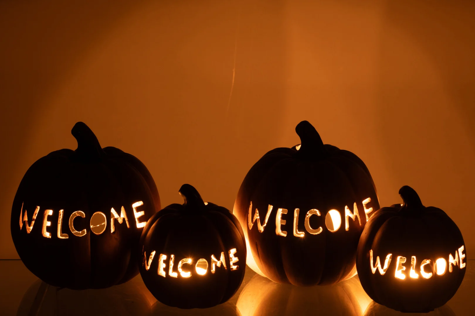 De Kaarsenhouder Pompoen Klei Welkom Karamel Groot is een grote pompoenkandelaar met de tekst "WELKOM", die warm oplicht om een feestelijk, uitnodigend Halloween-tafereel te creëren.