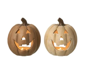 De Kaarsenhouder Pompoen Halloween Klei Karamel heeft twee uitgesneden pompoenkandelaars, een oranje en een lichtbeige, beide met lachende gezichten, tegen een witte achtergrond.