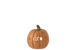 De Kaarsenhouder Pompoen Klei Welkom Karamel Groot is een grote karamelkleurige kandelaar van klei met 'WELKOM' erin gekerfd, warm oplichtend tegen een effen witte achtergrond.