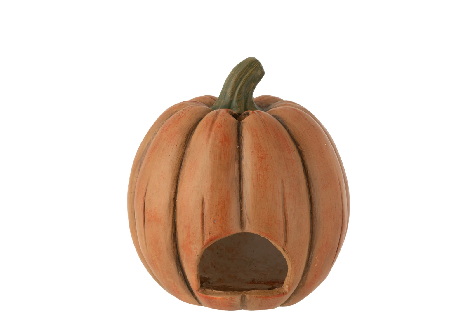 De Pompoen Halloween Klei Karamel is een pompoen van keramiek met een open ingang aan de voorkant, die lijkt op een kleine schuilplaats of decoratieve container, tegen een witte achtergrond.