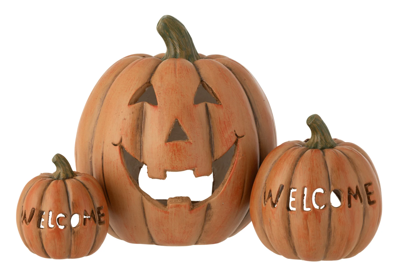 De Pompoen Halloween Klei Karamelset heeft drie decoratieve pompoenen: een centrale met een lachend pompoengezicht en twee kleinere aan weerszijden met de tekst "WELCOME", allemaal tegen een witte achtergrond.