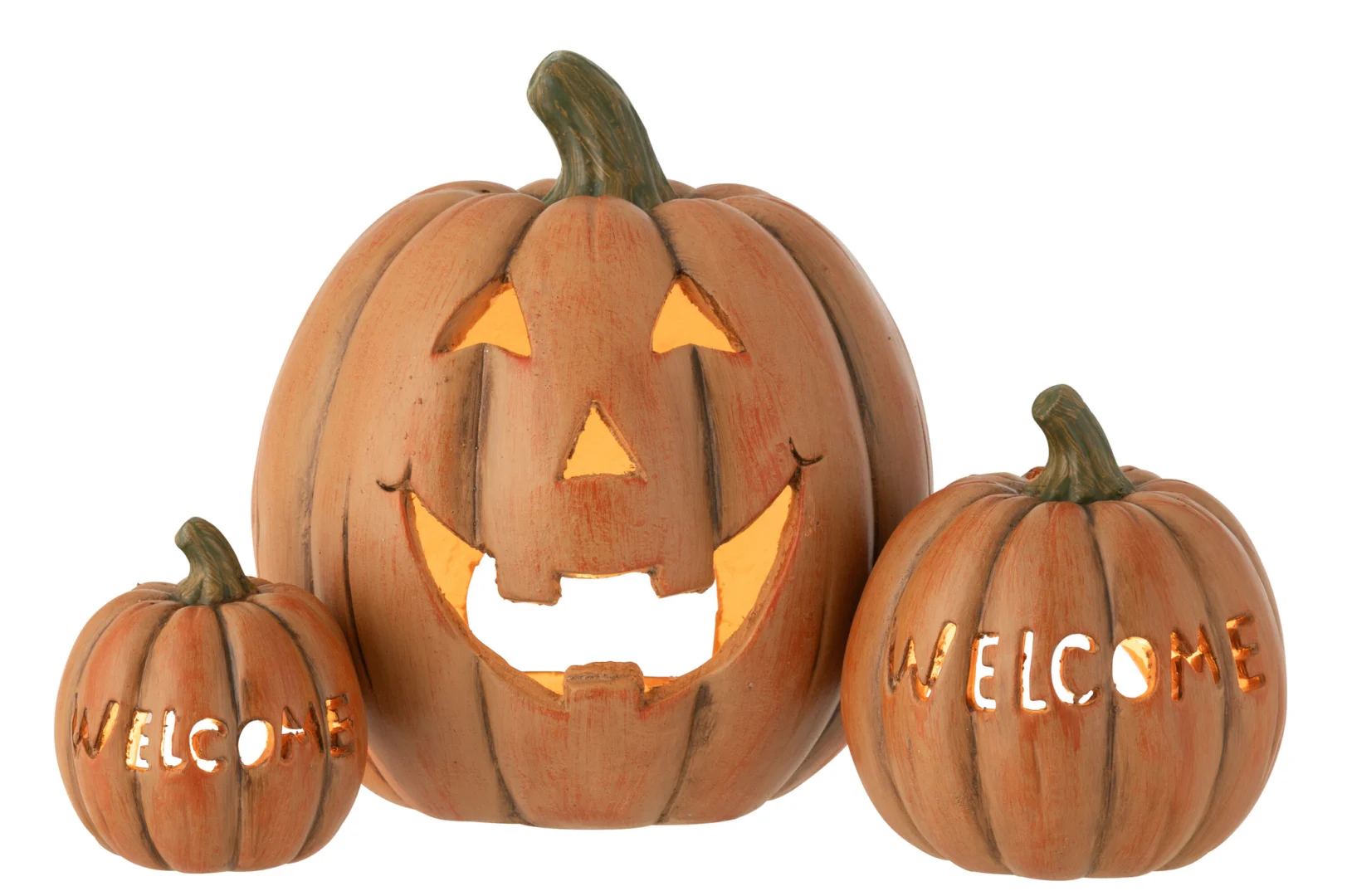 Drie Pompoen Halloween Klei Karamel pompoenen lichten op tegen een witte achtergrond: de grootste met een lachend pompoengezicht en twee kleinere met "WELKOM" erin gekerfd.