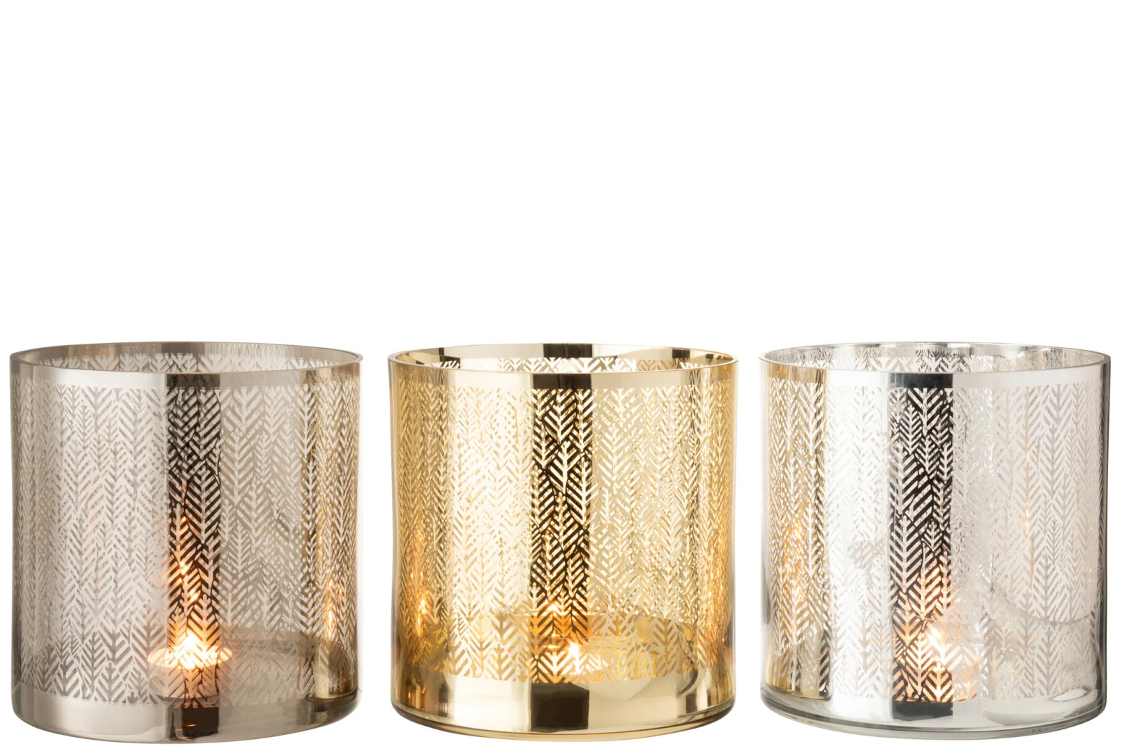 De Kaarsenhouder Glas Graanmotief Zilver Goud Grijs Set 3 bestaat uit drie cilindervormige glazen kandelaars met zilveren, gouden en grijze metallic afwerking, elk met een delicaat nerfpatroon en een brandende kaars.