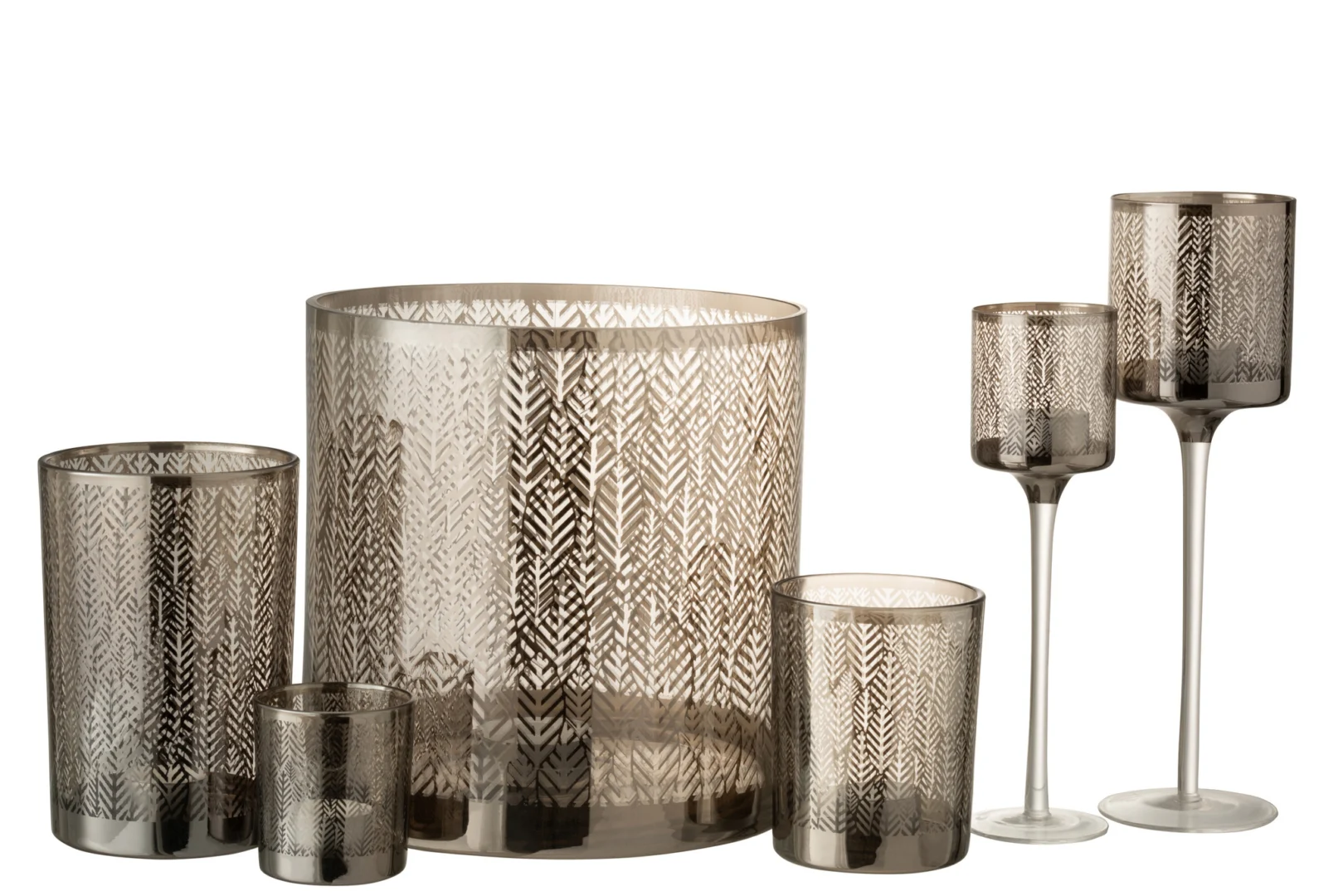 De Kaarsenhouder Glas Graanmotief Zilver Goud Grijs Set 3 bestaat uit drie rookgrijze glazen kandelaars met elegante visgraatpatronen in zilver- en goudtinten, elk in een unieke vorm en maat, allemaal afgebeeld tegen een witte achtergrond.