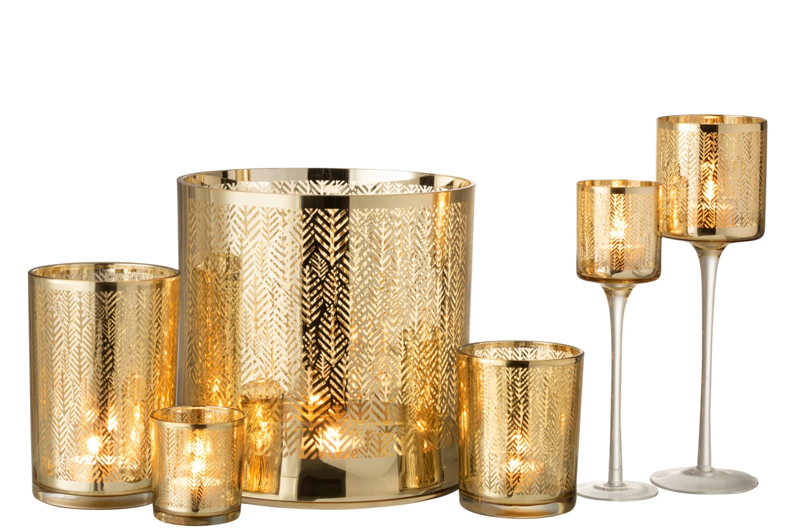 De Kaarsenhouder Glas Graanmotief Zilver Goud Grijs Set 3 bestaat uit drie glazen kandelaars in korrelpatroon, zilver-, goud- en grijstinten, elk met een brandende kaars en samen gerangschikt op een witte achtergrond met een warme gloed.