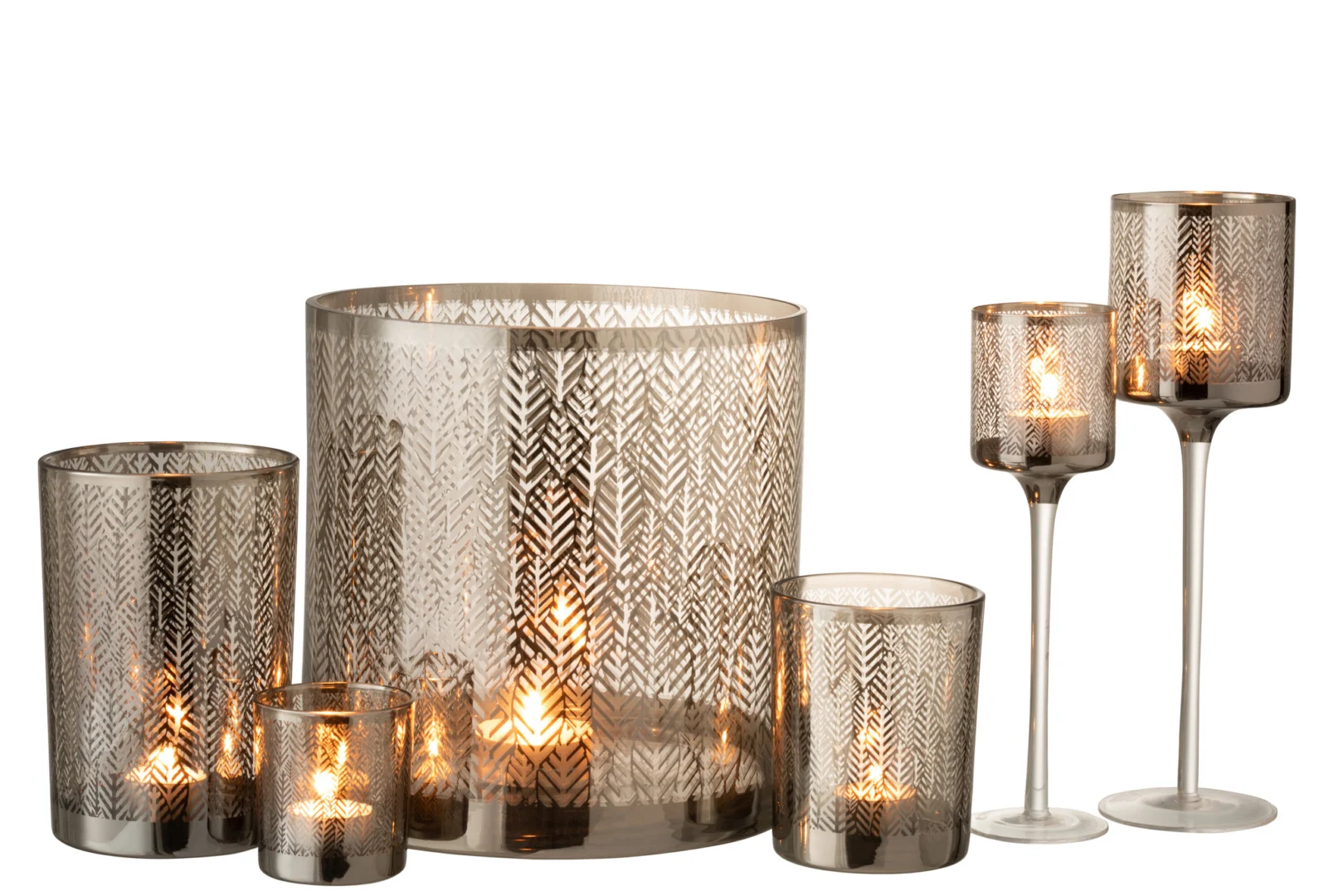 Set van drie glazen kandelaars-Kaarsenhouder Glas Graanmotief Zilver Goud Grijs-met een nerfmotief in zilver, goud en grijs. Verschillende hoogtes; twee met slanke stelen. Elke houder bevat een brandende kaars tegen een effen witte achtergrond.