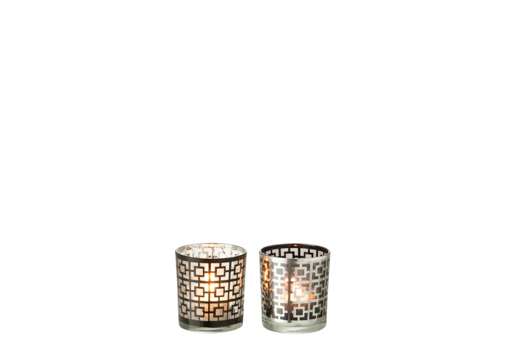 Twee "Theelichthouder Vierkant Glas Zilver Zwart Klein" kandelaars, met geometrische zwarte en zilveren ontwerpen, worden aangestoken en naast elkaar geplaatst op een witte achtergrond. Set van 2.