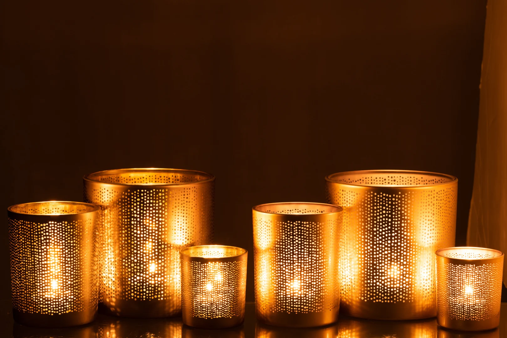 De Theelichthouder Glas Zilver Goud Gespikkeld Groot Set 2 vult je ruimte met een zachte, sfeervolle gloed als de goudgespikkelde glazen houders prachtig licht en ingewikkelde patronen in het donker werpen.