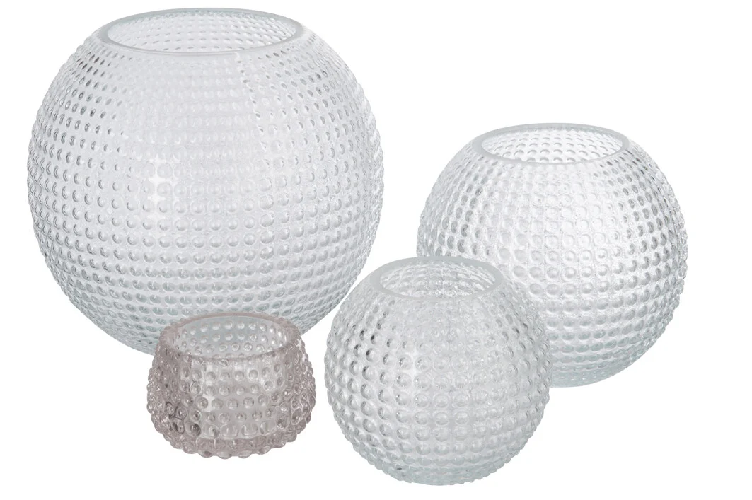 Set van twee grote kandelaars van helder glas in transparant grijs, met een verhoogde noppenstructuur op het oppervlak.