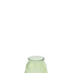 De Kaarsenhouder Orkaan Glas Rond Gestreept Lichtgroen is een kleine, ronde, transparante lichtgroene glazen kaarsenhouder met verticale geribbelde textuur, gefotografeerd tegen een effen witte achtergrond.