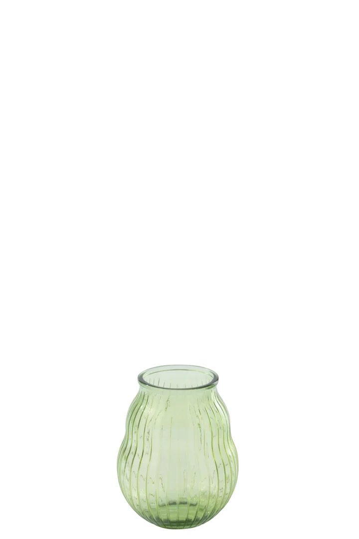 De Kaarsenhouder Orkaan Glas Rond Gestreept Lichtgroen is een kleine, ronde, transparante lichtgroene glazen kaarsenhouder met verticale geribbelde textuur, gefotografeerd tegen een effen witte achtergrond.