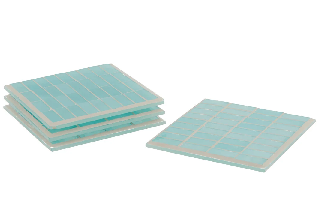 Een Kaarsenhouder Orkaan Glas Rond Gestreept Lichtgroen wordt weergegeven op een witte achtergrond, met een rond, gestreept lichtgroen glasontwerp.