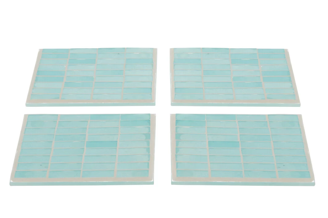 Vier monsters van Kaarsenhouder Orkaan Glas Rond Gestreept Lichtgroen gerangschikt in een raster op een witte achtergrond. Elke houder heeft lichtgroen gestreepte glazen segmenten, gescheiden door dunne lijnen.