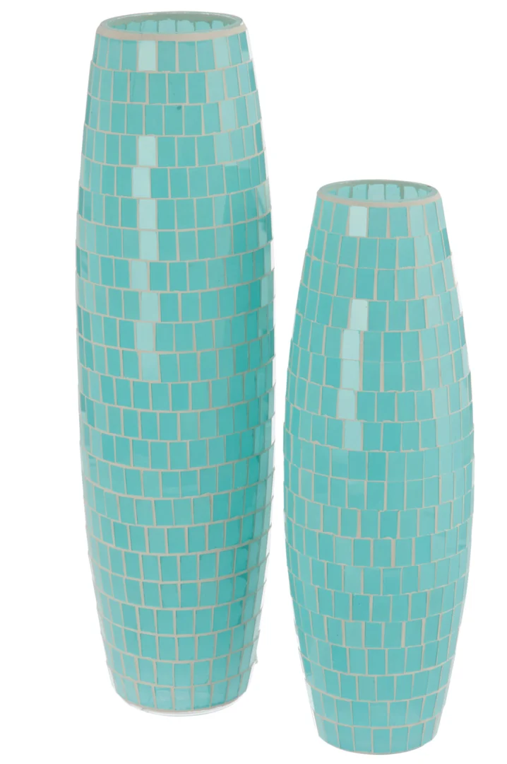 Twee kandelaars van Kaarsenhouder Orkaan Glas Rond Gestreept Smaragdgroen, één groter en één kleiner, met een gestreept smaragdgroen glasontwerp, staan naast elkaar op een witte achtergrond.