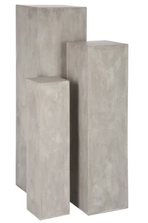 Drie Orkaan Golven Glas Blauw - Kaarsenhouder kandelaars van verschillende hoogten en breedten staan bij elkaar tegen een witte achtergrond.