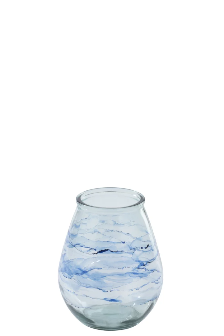 De Orkaan Golven Glas Blauw - Kaarsenhouder is een vaas van helder glas met een rond ontwerp, versierd met delicate blauwe wervelpatronen die doen denken aan aquarelpenseelstreken. Afgebeeld tegen een effen witte achtergrond.