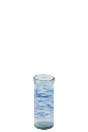 De Kaarsenhouder Orkaan Glas Cilinder Golven Blauw is een kleine, heldere glazen cilindervaas met lichtblauwe, golvende wolkachtige patronen rond het lichaam, afgebeeld op een witte achtergrond.