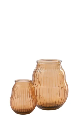 De Kaarsenhouder Orkaan Glas Gestreept Oranje Medium, een geribbelde, doorschijnende amberkleurige glazen vaas met een smalle opening en een ronde vorm, staat op een witte achtergrond naast een kleinere vaas ervoor.