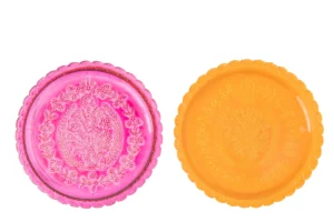 Een kleine, transparante glazen kandelaar (Kandelaar Hoog Glas Transparant Klein 35cm) staat elegant op een witte achtergrond.