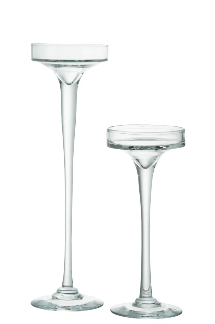 De Kandelaar Hoog Glas Transparant Klein 35cm is een kandelaar van helder glas met een ronde basis, een lange slanke steel en een brede ondiepe kop bovenop. De ene houder is hoger dan de andere; beide staan tegen een effen witte achtergrond.
