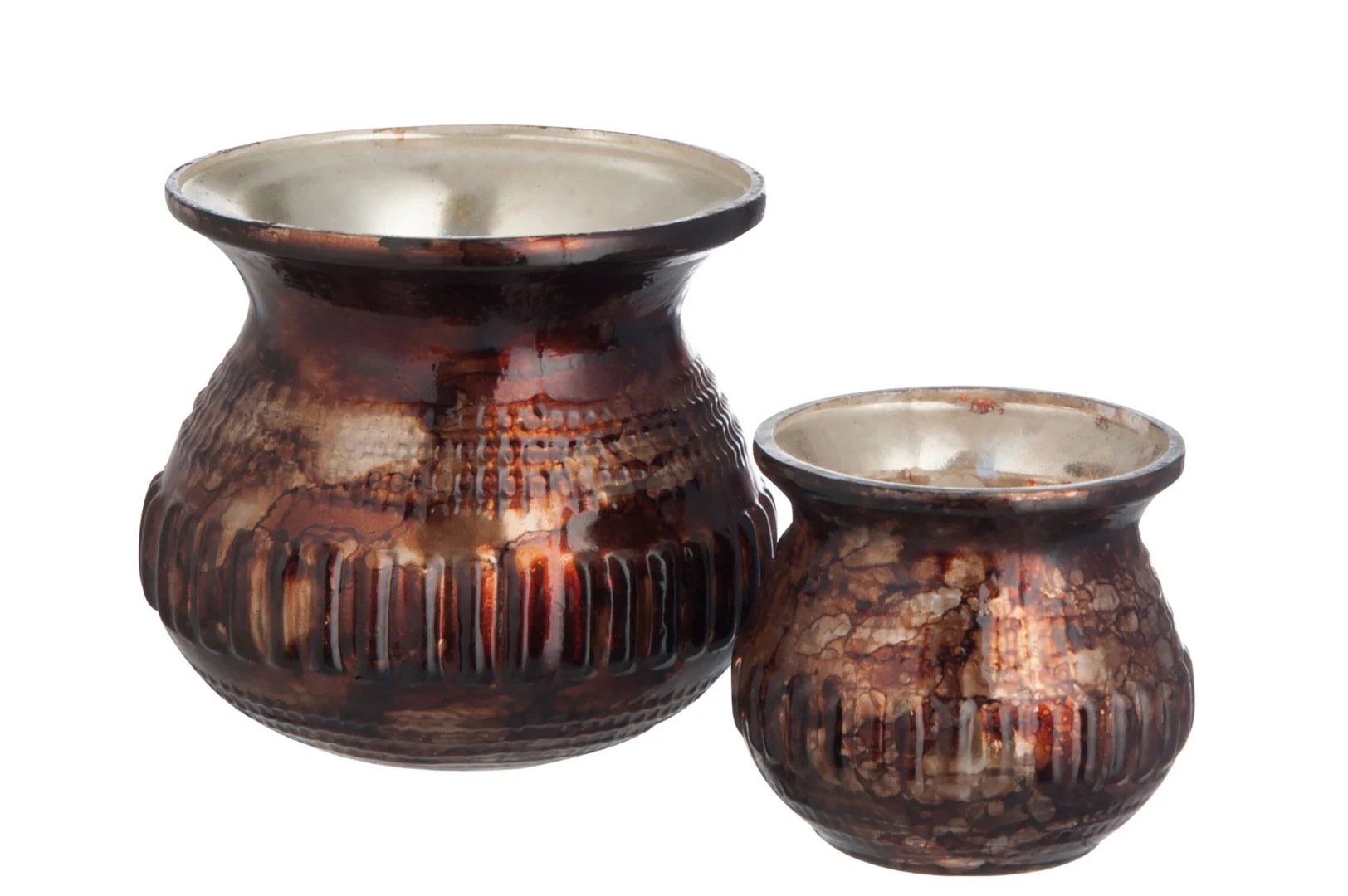 Twee "Theelichthouder Kelk Spiegelglas Bruin Groot" houders met metallic bruine buitenkant, geribbelde textuur en reflecterende zilveren binnenkant staan naast elkaar op een witte achtergrond.
