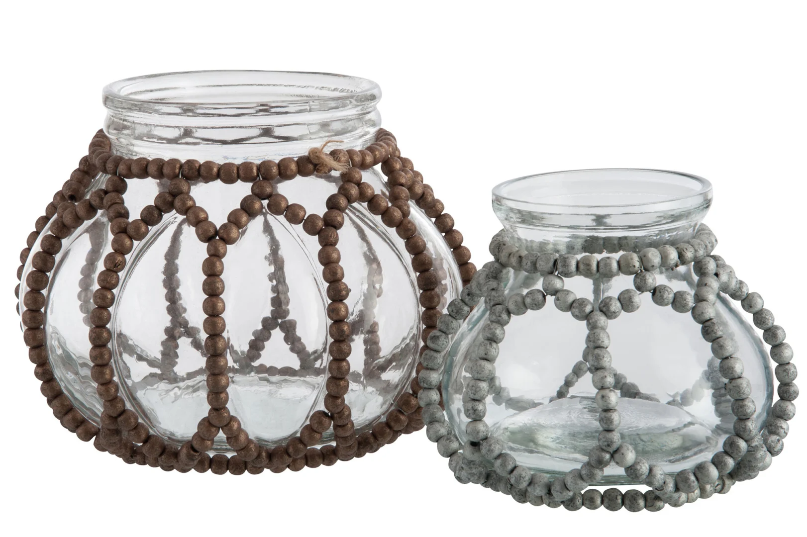 Set van twee ronde, helder glazen Kaarsenhouder Kralenhouders met brede openingen, elk omwikkeld met een kralennet - één met bruine en één met grijze kralen aan de buitenkant.