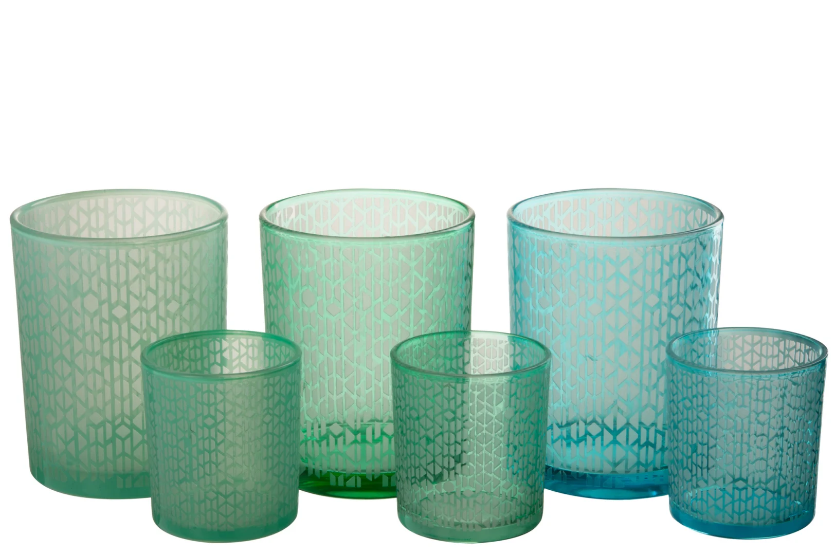 Set van drie grote geometrische glazen waxinelichthouders in groen en blauw, elk met een subtiel patroon, tegen een witte achtergrond.