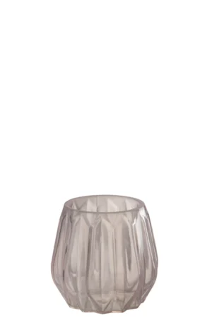 Theelichthouder Anna Glas Lichtroze is een doorschijnende, facetgeslepen glazen kandelaar met een ronde, geometrische vorm, afgebeeld tegen een witte achtergrond.