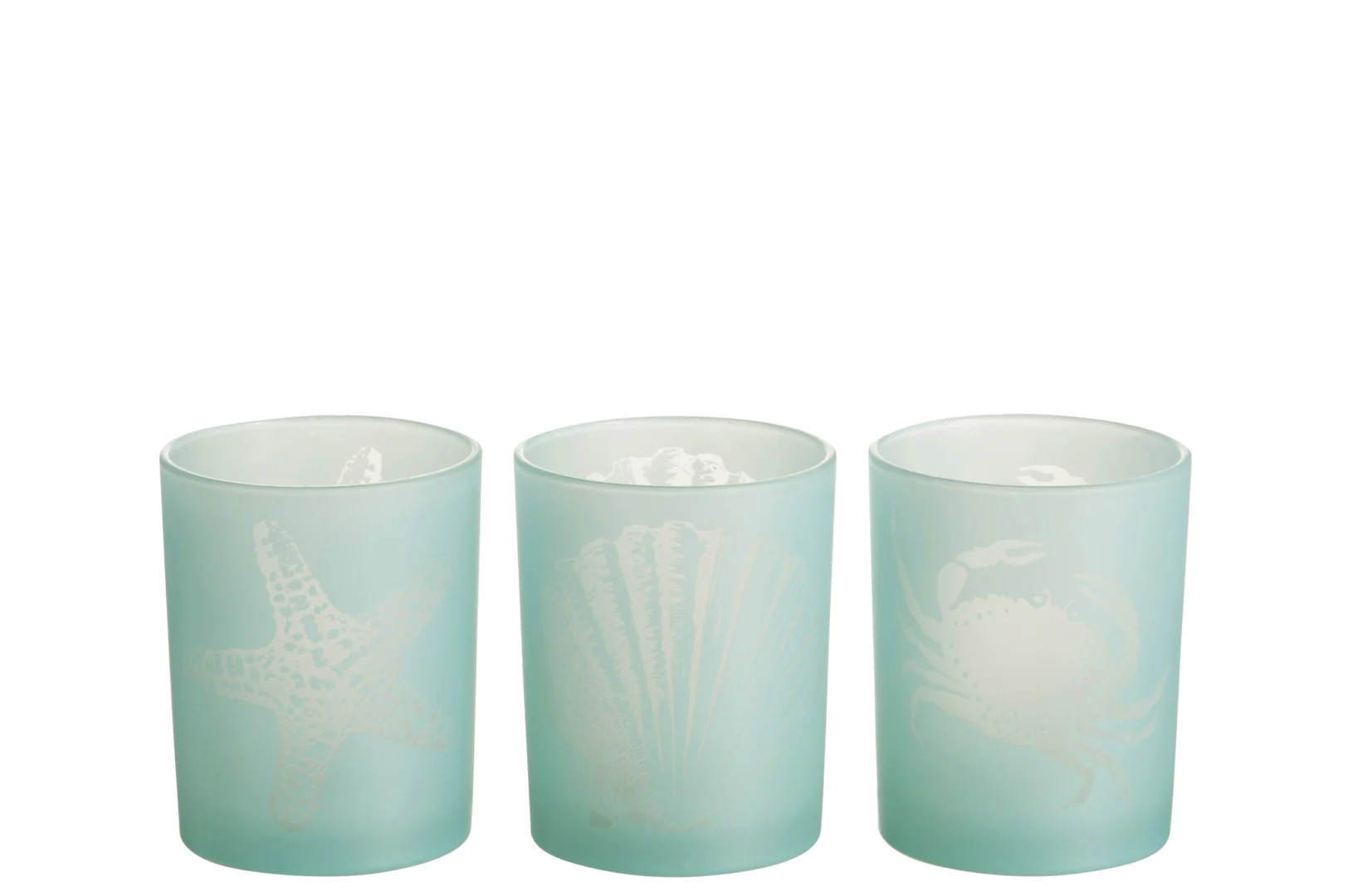 De Kaarsenhouder Orkaan Zee Glas Blauw Medium Set 3 heeft drie blauwe glazen kandelaars met geëtste oceaanmotieven: een zeester, schelpen en een krab, allemaal afgebeeld tegen een witte achtergrond.