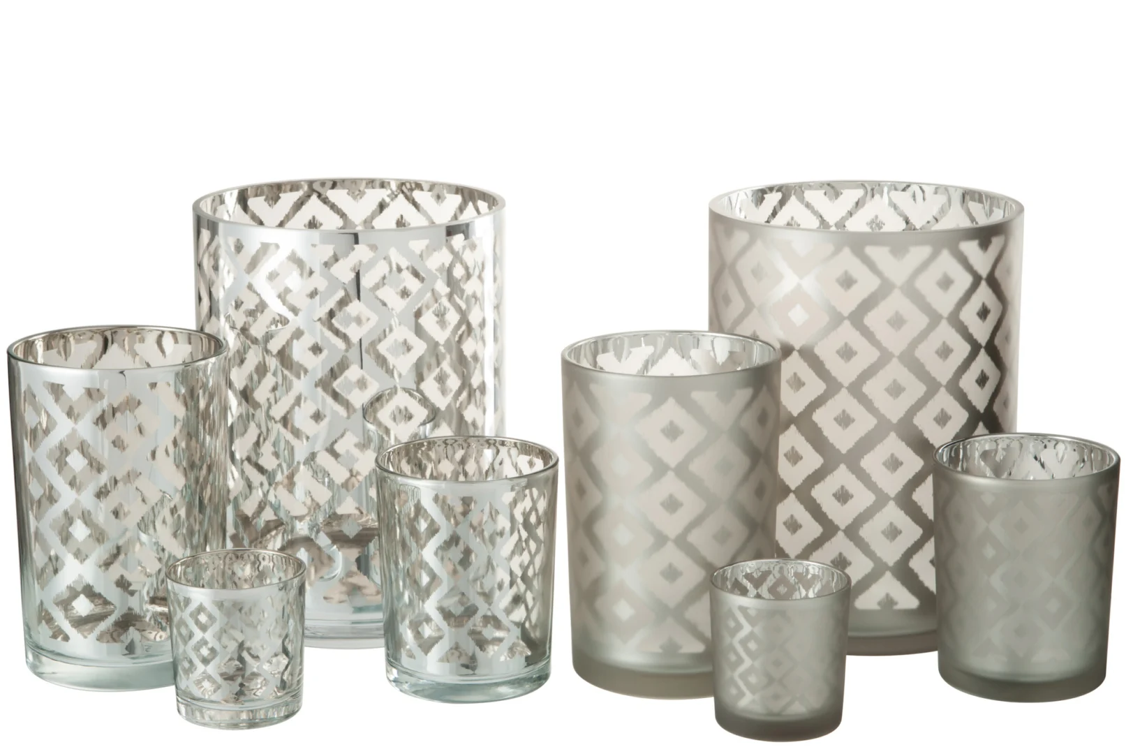 Een set van negen Kaarsenhouder Orkaan Boho Glas Zilver XL kandelaars, elk met een zilveren geometrisch ruitpatroon op wit glas, dicht op elkaar geplaatst op een wit oppervlak.