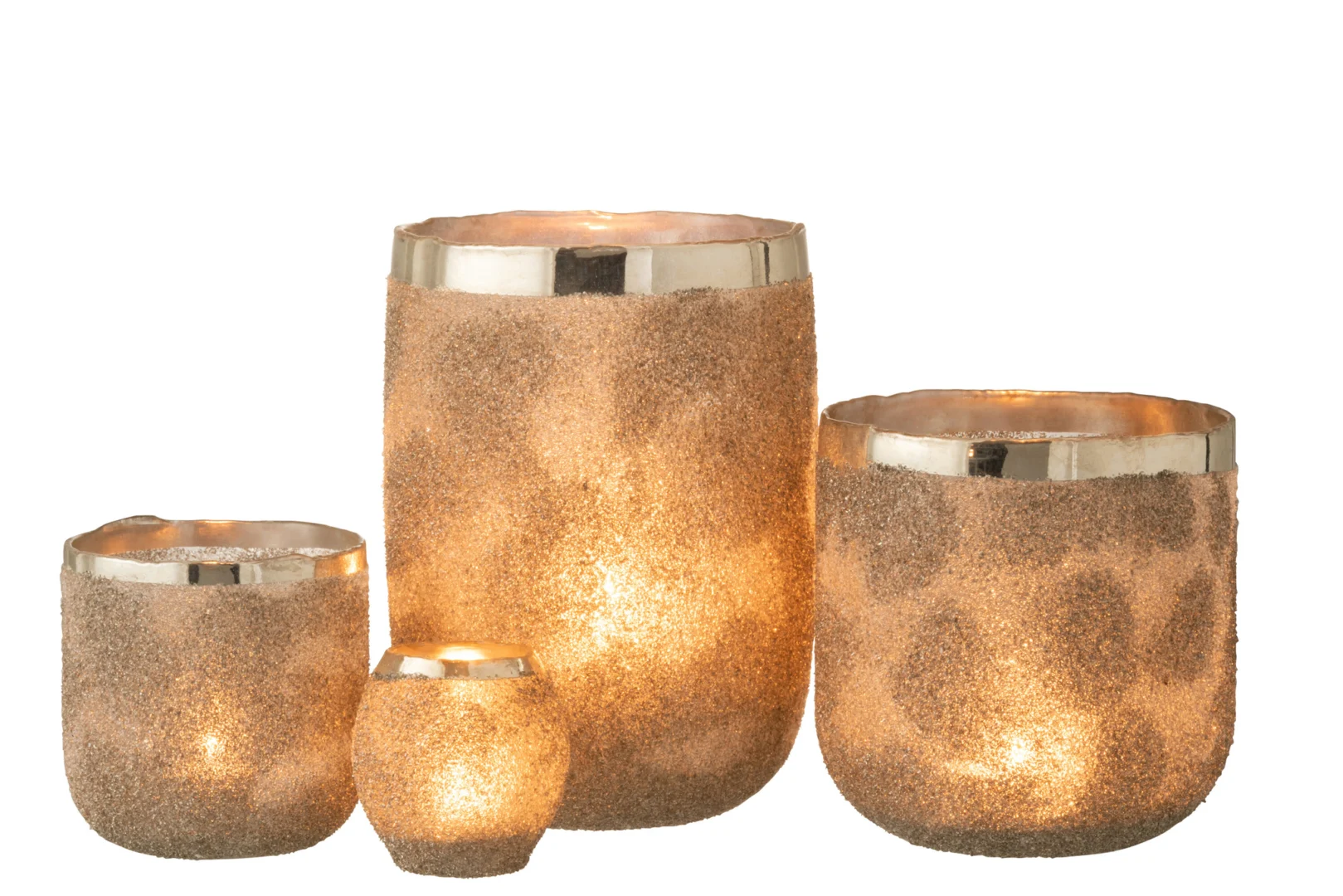 Theelichthouders Frosty Ronde Glas Zilver Extra Groot staan in een groep, variërend in grootte. Hun glas met textuur en zilveren afwerking straalt een warme, zachte gloed uit tegen een effen witte achtergrond.
