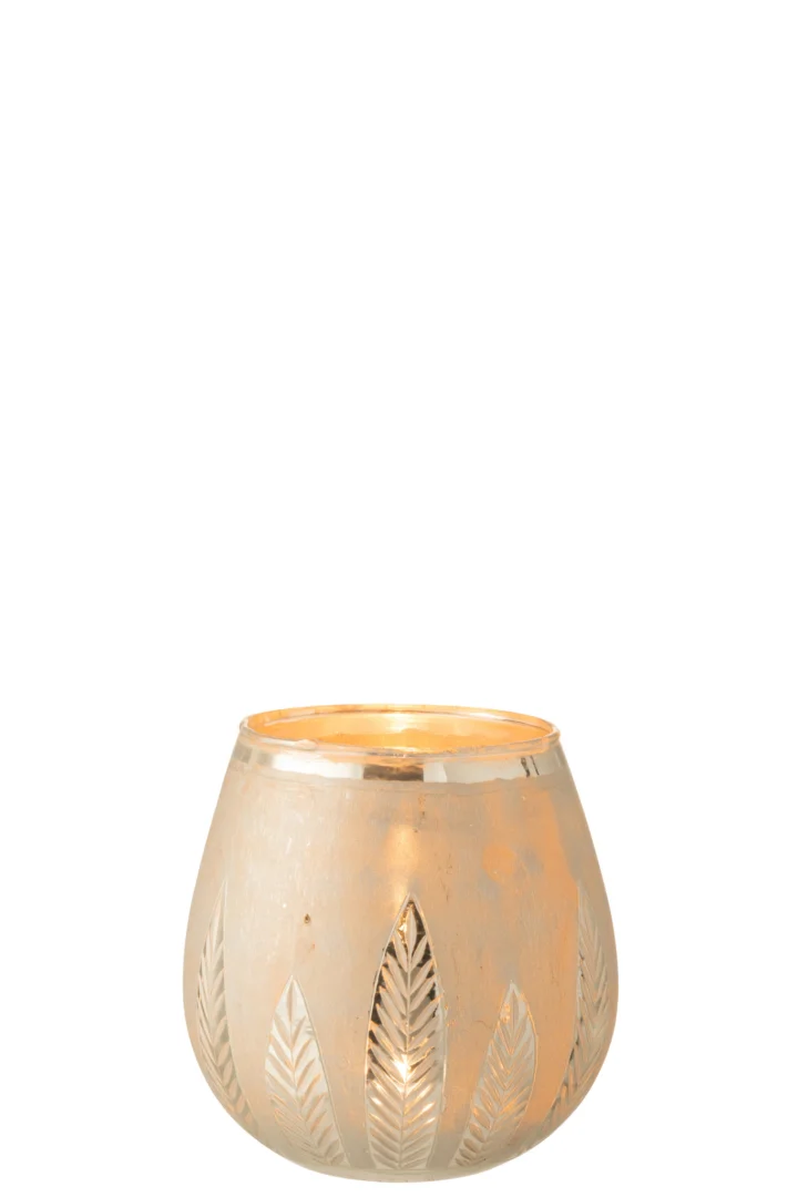 Theelichthouder Blad Rond Glas Zilver Middel is een ronde, matglazen kandelaar met uitgesneden bladmotieven die warm oplicht als hij brandt.