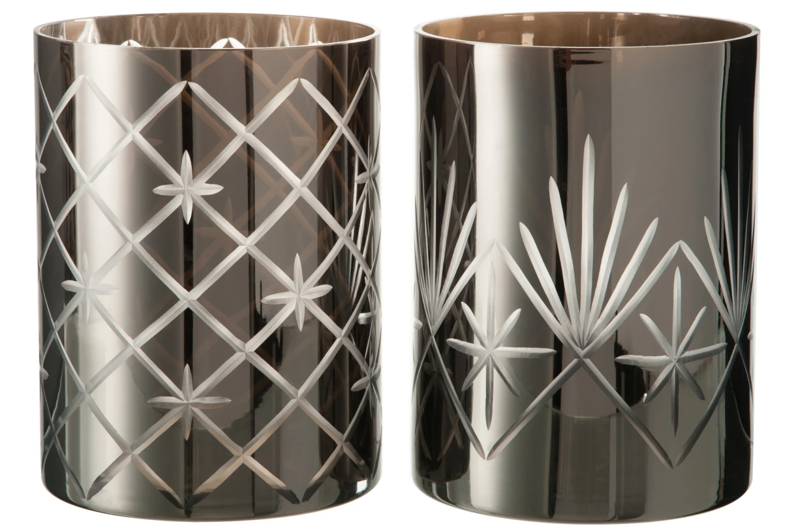 De Kaarsenhouder Orkaan Antiek Glas Donkergrijs XL Set 2 bestaat uit twee cilindervormige glazen kandelaars met reflecterende donkere oppervlakken. De ene heeft een raster- en sterdessin, de andere toont hoekige, stralende patronen.