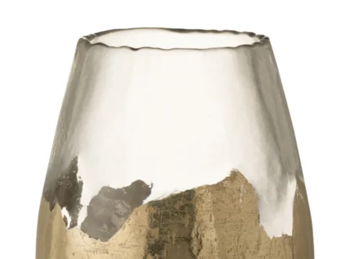 De Theelichthouder Zoe Glas Goud Groot is een houder van helder glas met een subtiel oneffen rand en een goudkleurige textuurbasis die overgaat in het transparante glas.