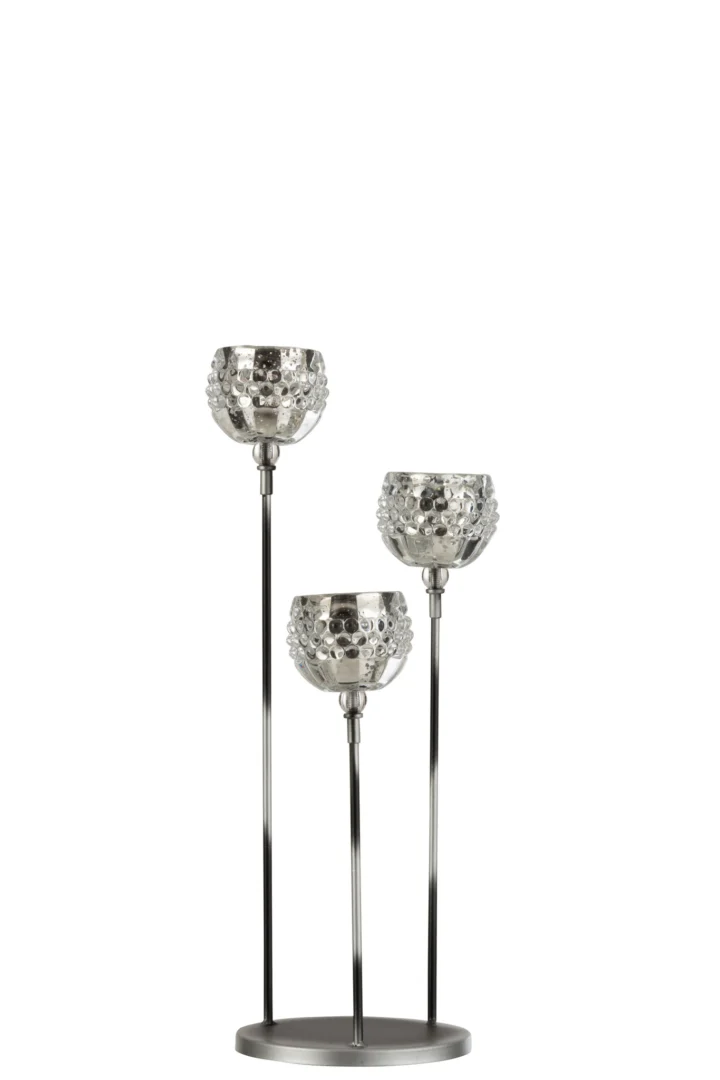 De Theelichthouder Stand Glas Zilver Grijs Klein heeft drie zilveren kandelaars met gestructureerde ronde kopjes op slanke stelen, allemaal op verschillende hoogtes op een enkele ronde voet tegen een witte achtergrond.